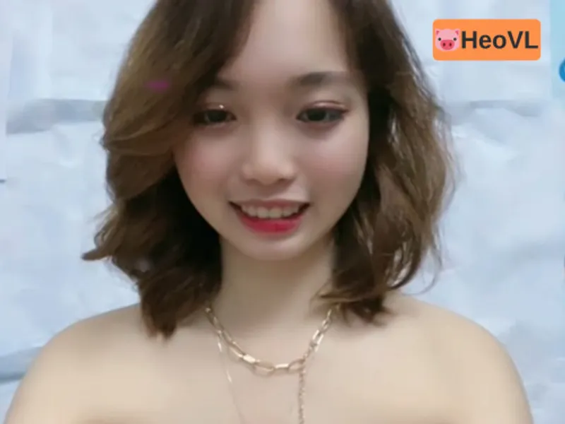 Nữ học sinh cấp 3 quay cận cảnh cái lồn to hồng hào